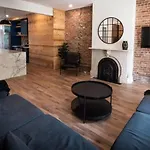 The Old New // Spacious 2000 Sqft Condo - Downtown