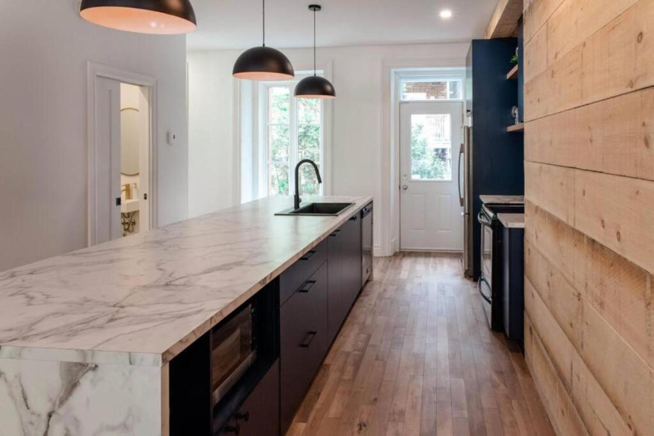 The Old New // Spacious 2000 Sqft - Downtown Apartment *