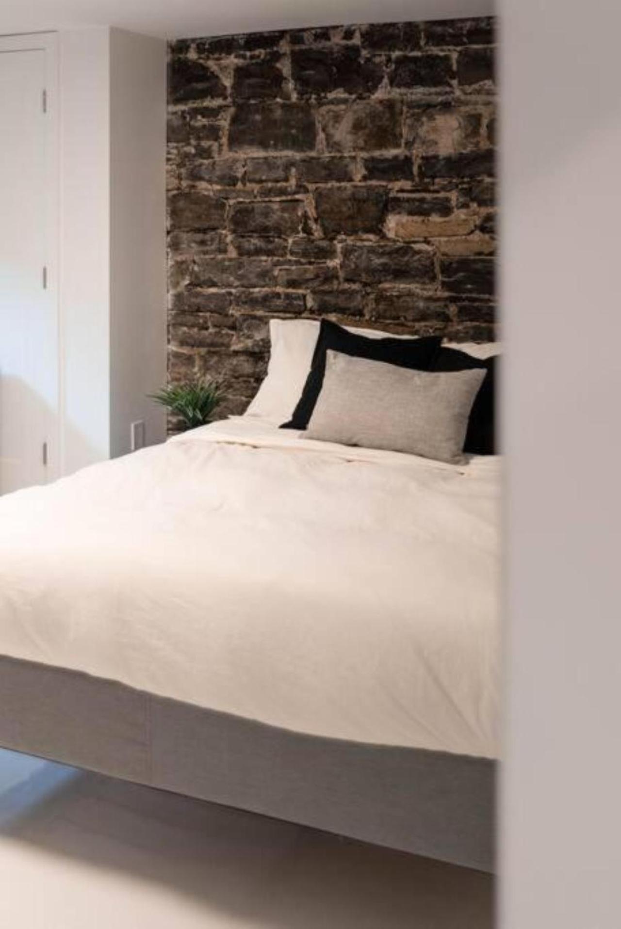 The Old New // Spacious 2000 Sqft - Downtown Apartment *