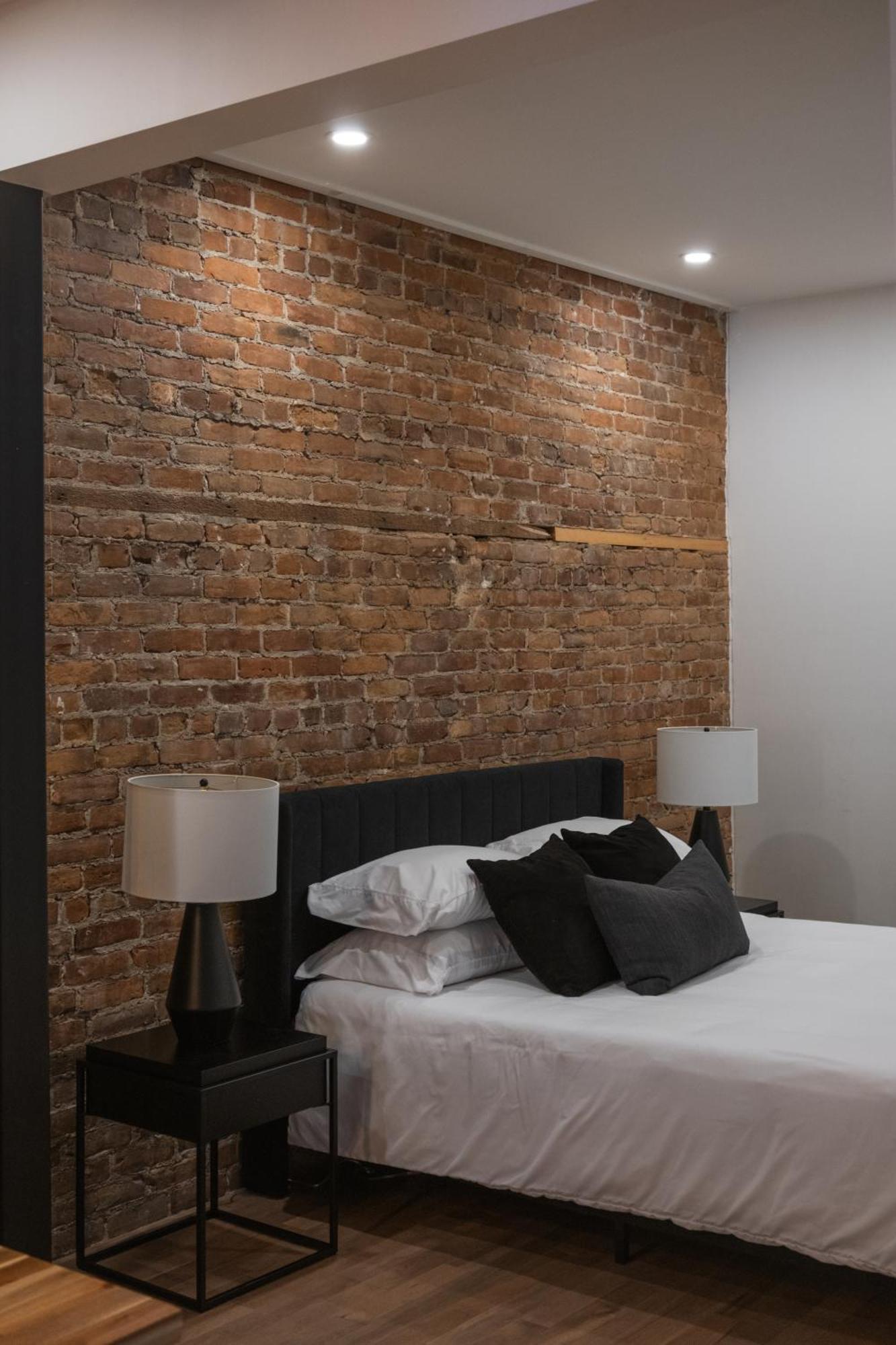 The Old New // Spacious 2000 Sqft - Downtown Apartment